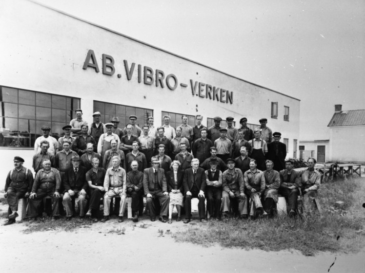 Vibroverkens Personal, Ljungby, År 1941, sittande i mitten Disponent C.G. Lindgren HD.5.28.4 (FILEminimizer)
