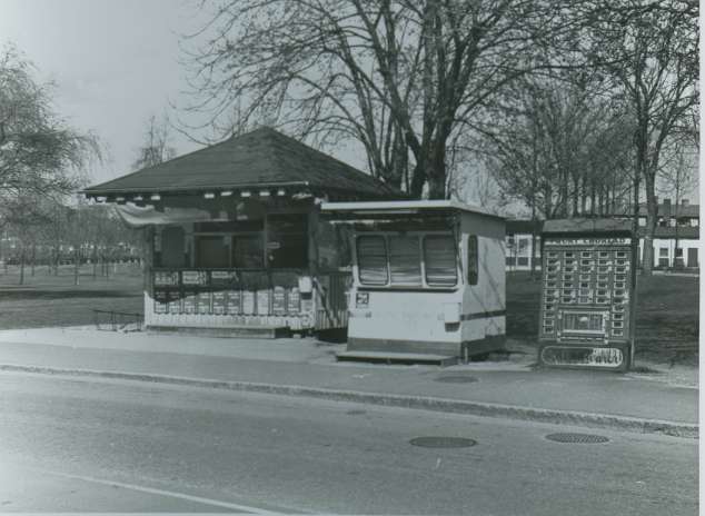 Almroths kiosk på ursprungsplats i Brunnsparken intill separat korvkiosk (FILEminimizer)