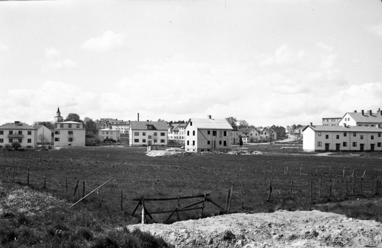 Bild över hus vid västra delen av Drottninggatan, Ljungby, År omkring,1945 HD.3.8.10 (FILEminimizer)