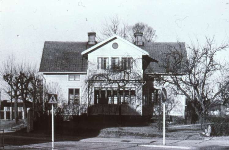 Hus vid Harabergsgatan, Gamla Biblioteket i Bakgrunden, Kvarteret, Sippan, Ljungby. L8.D283.24 (FILEminimizer)