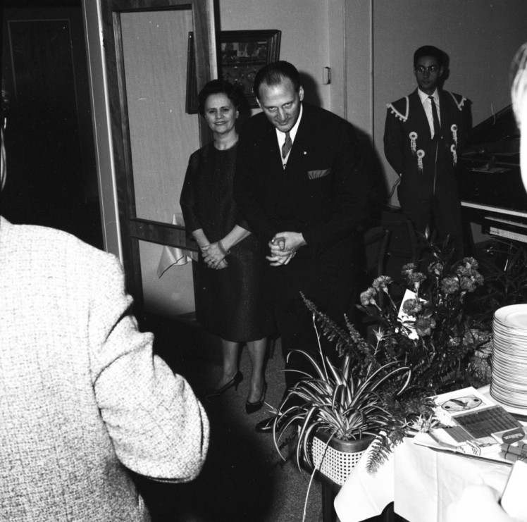 Restaurang Brunnsparken, Invigs, År 1961, Källarmästaren med fru hälsar välkommen HD.4.43.10 (FILEminimizer)